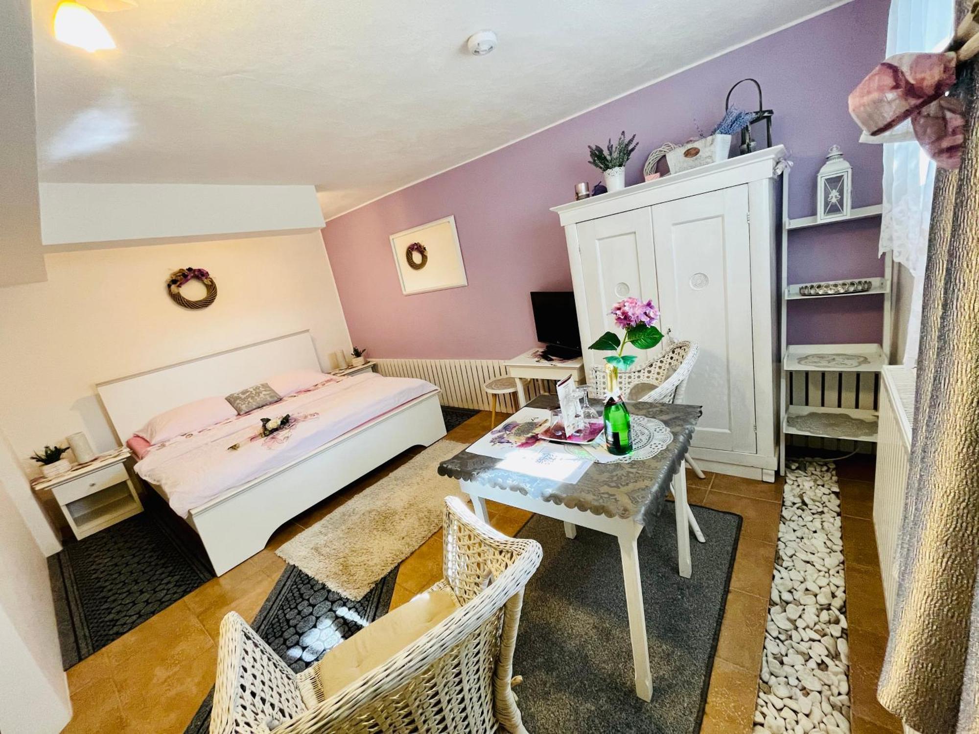 Relaxacni Studio Vera S Ubytovanim Valtice Buitenkant foto